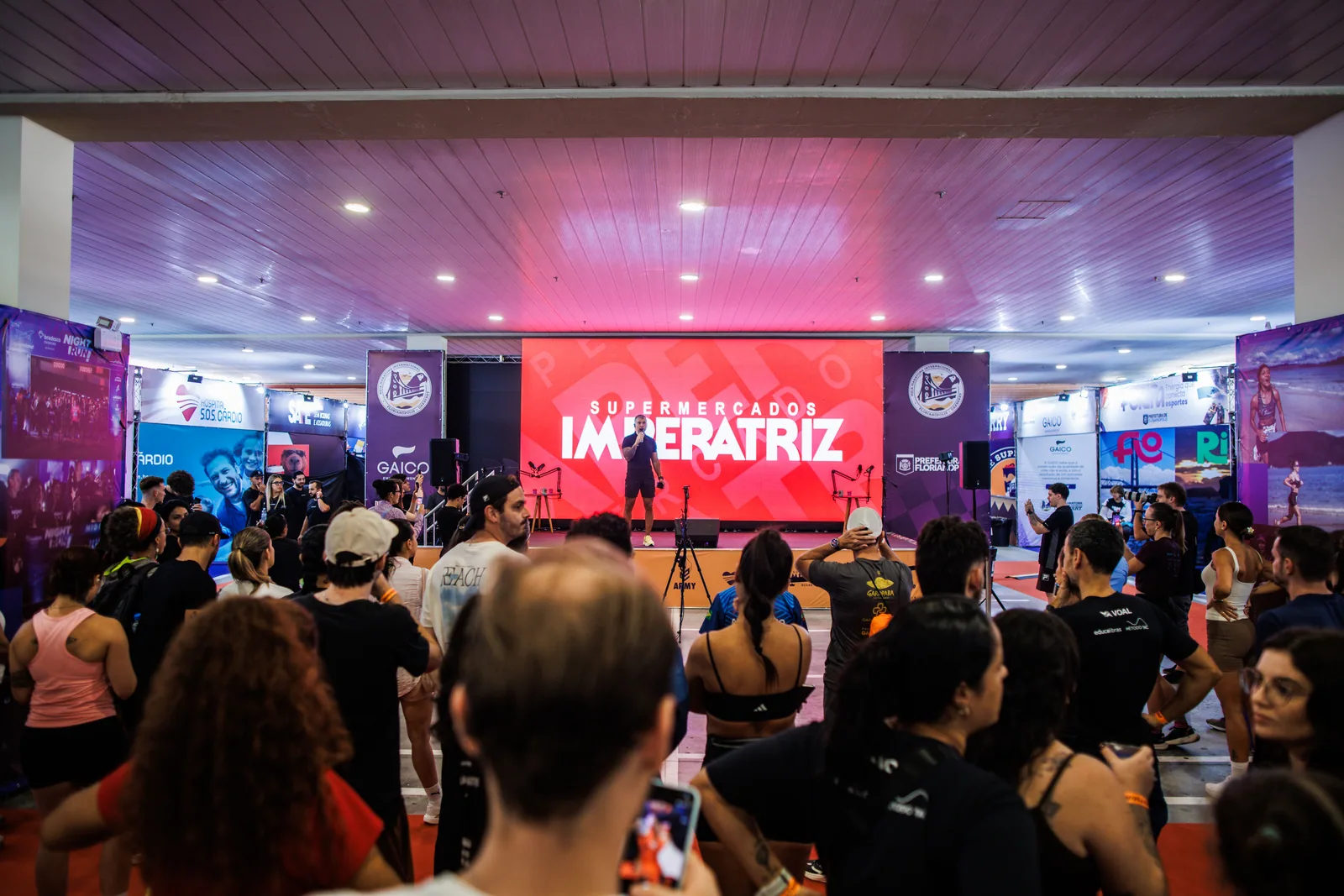 Aquecimento do treinão diante do palco Supermercados Imperatriz, na Oakvillage