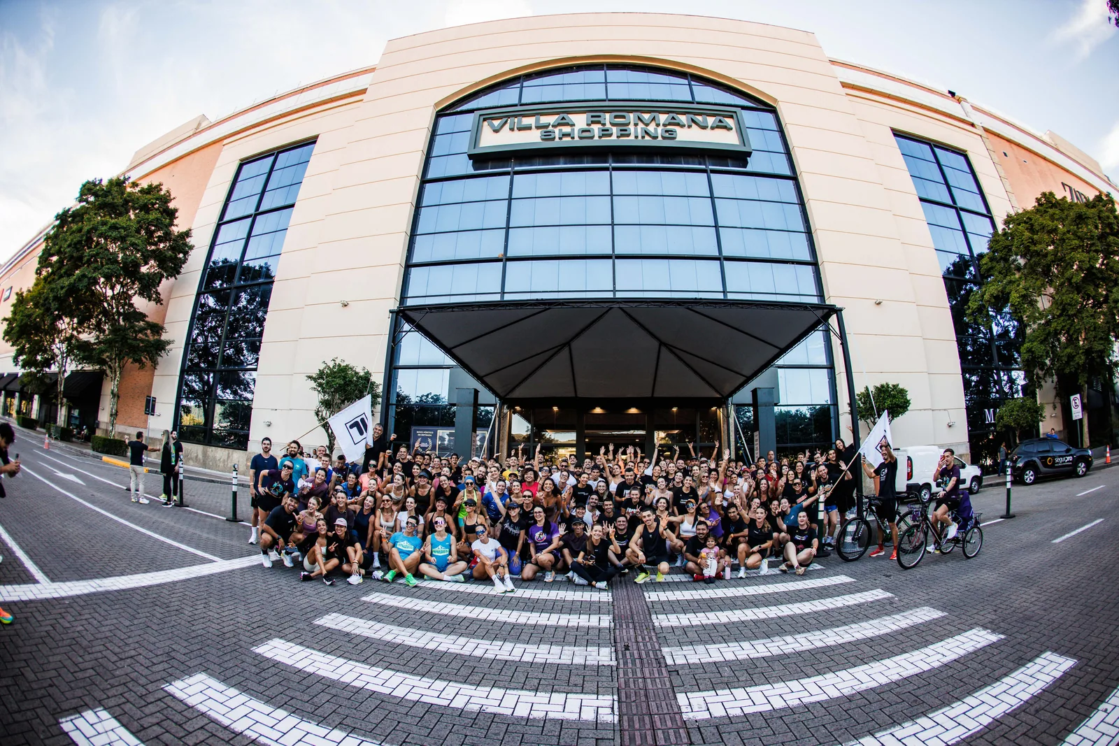 Foto oficial do treinão diante da fachada do Villa Romana Shopping, em plano aberto